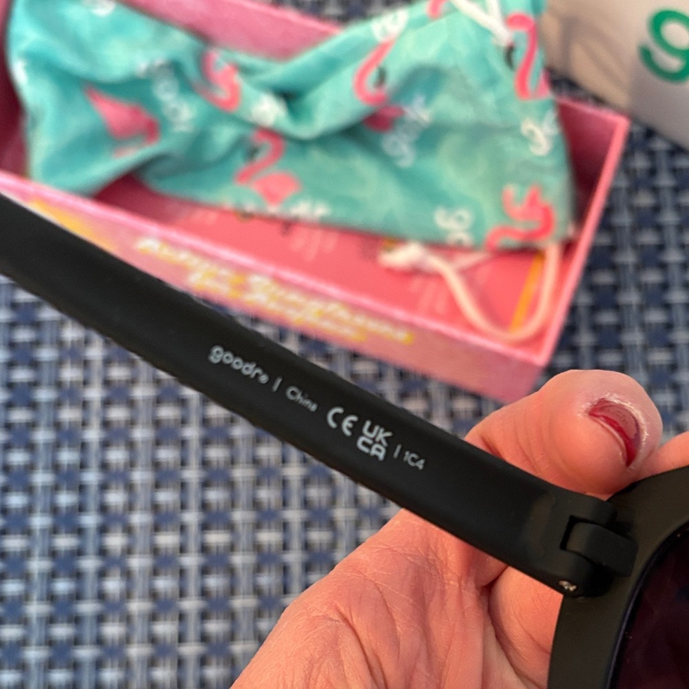 Chic Black Cat-Eye Sunglasses - Picture 5 of 7